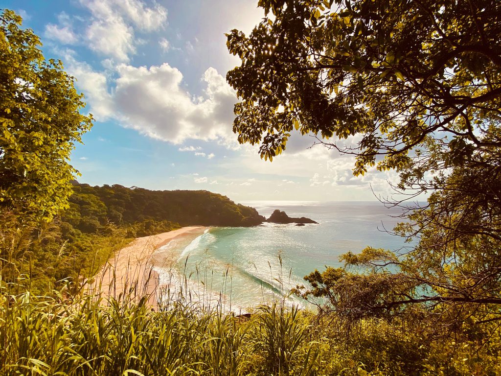 Praia do Sancho, em Fernando de Noronha